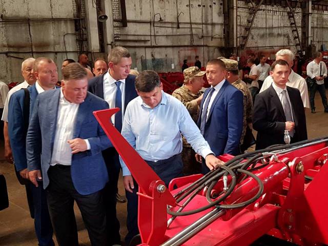 Премьер-министр Украины начал осмотр цехов завода на Харьковщине (фоторепортаж)