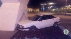 На Харьковских Дивизий водитель Audi въехал в памятник (фото)