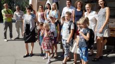 Детям льготных категорий Харькова подарили школьные портфели-рюкзачки