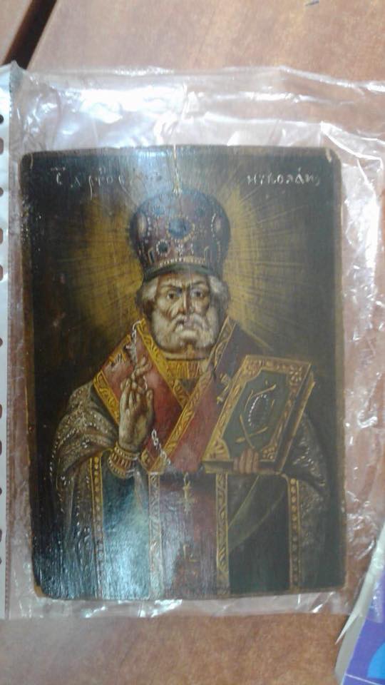 В Харькове женщина хотела вывести за границу старинную икону