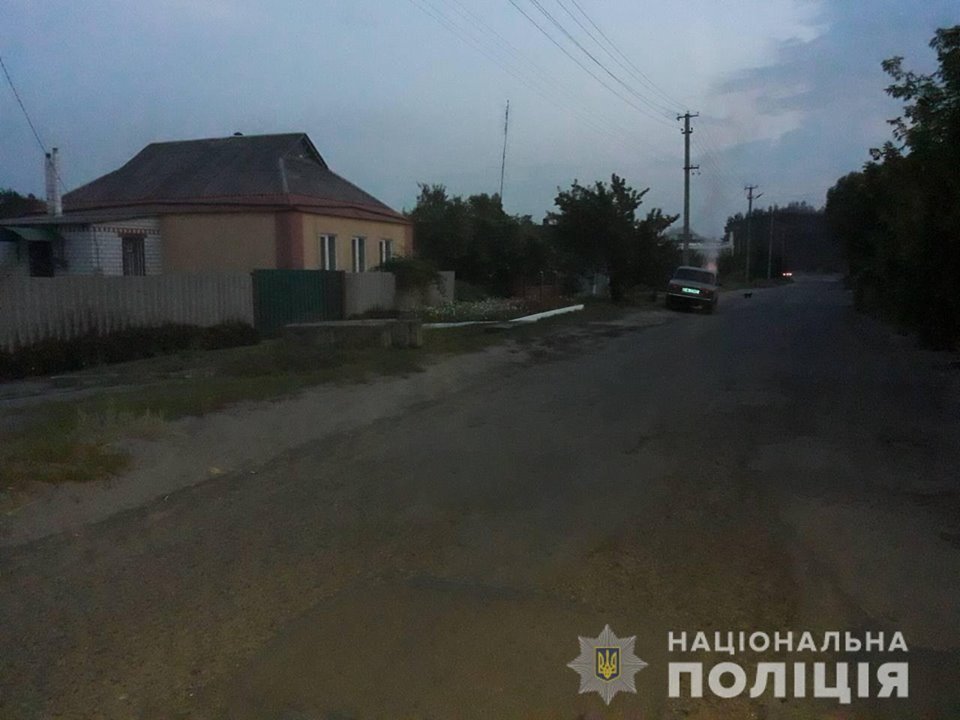 Под Харьковом водитель скутера влетел в бетонную конструкцию