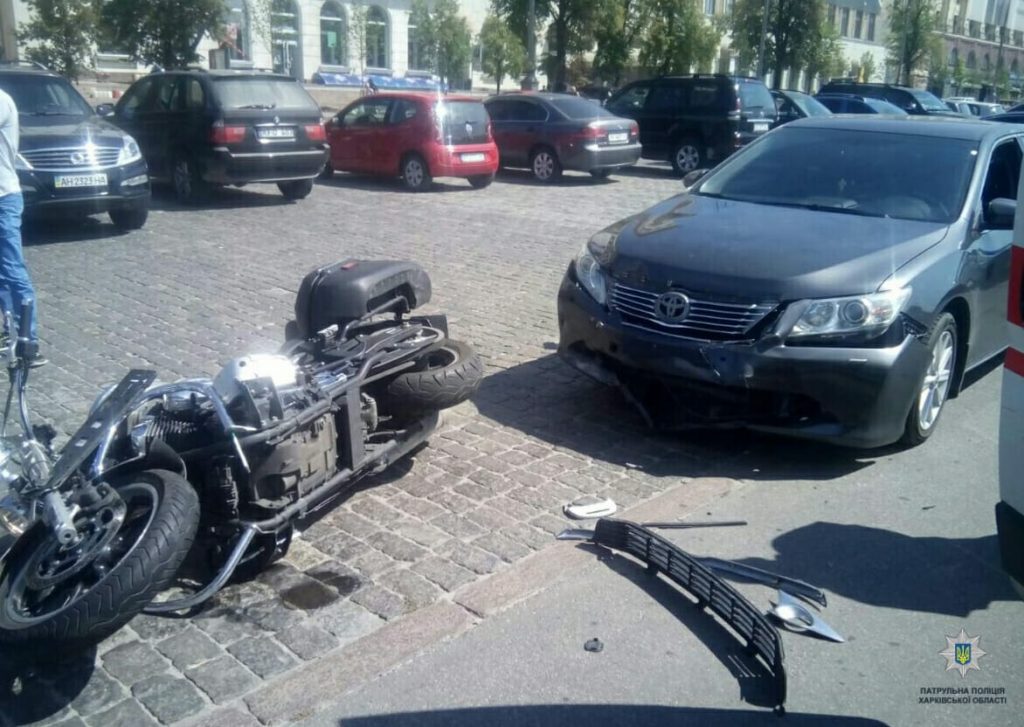 На площади Свободы сбили мотоциклиста
