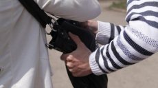 42-летний грабитель сорвал сумку с женщины и убежал