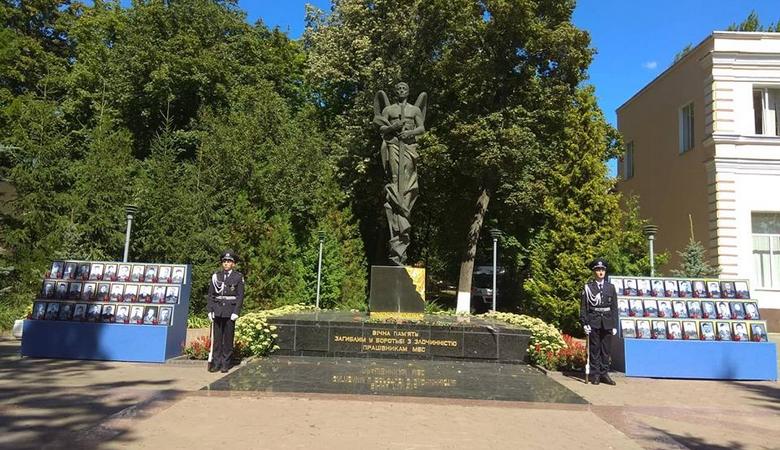 На Харьковщине прощаются с полицейским, который погиб под стенами горсовета (фото)