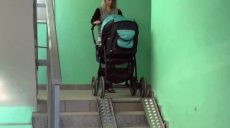 Лестницы и подъезды многоэтажек в Харькове продолжают оборудовать пандусами и съездами