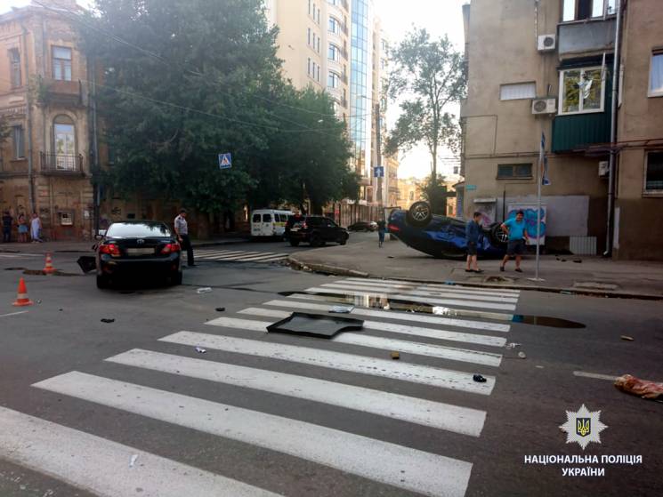 В Харькове в результате ДТП перевернулось авто (фото)