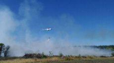 Спасатели ликвидируют пожар на несанкционированной свалке на Харьковщине