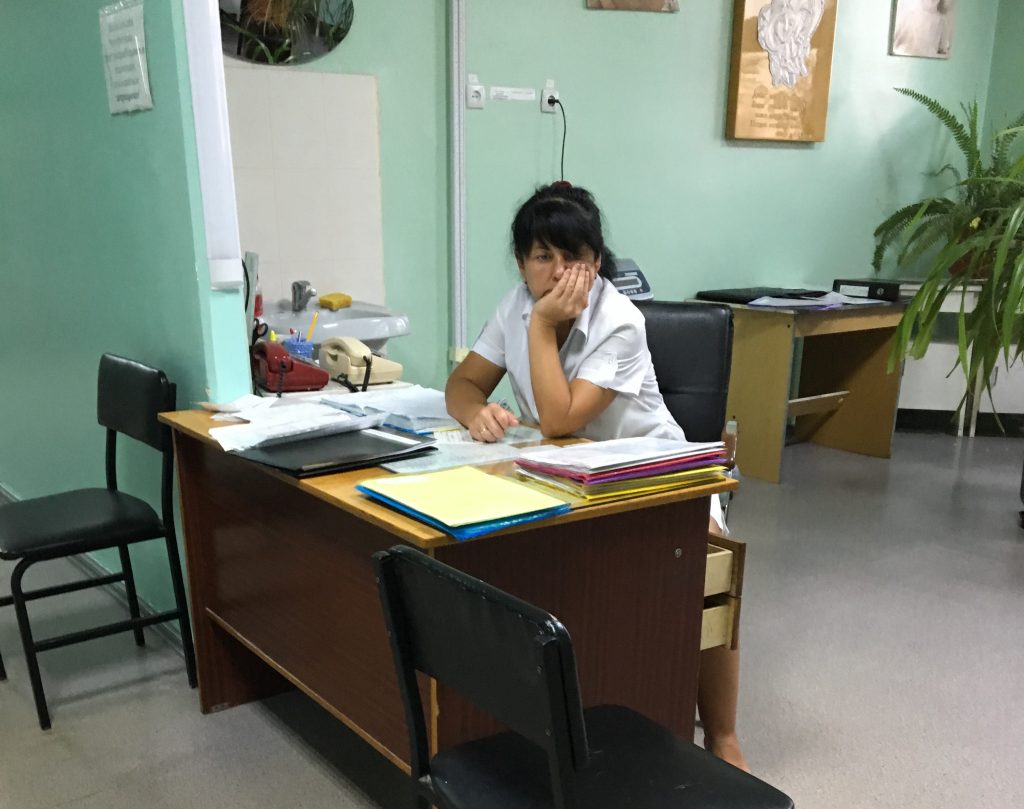 Медсестру, которая устроила дебош в больнице, уволили по согласию сторон (фото)