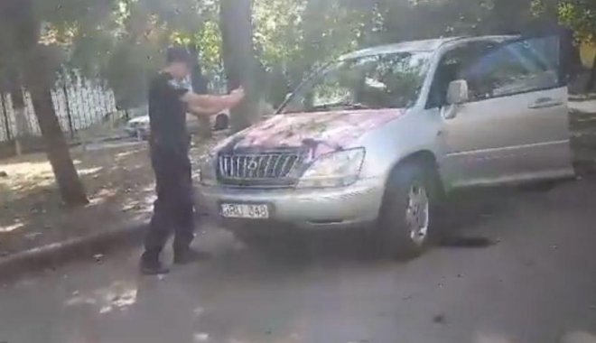 Скандальной харьковской блогерше облили авто неизвестной жидкостью (видео)