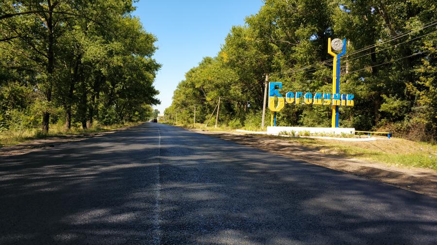На дороге Харьков — Ахтырка в районе Богодухова укладывают верхний слой асфальта