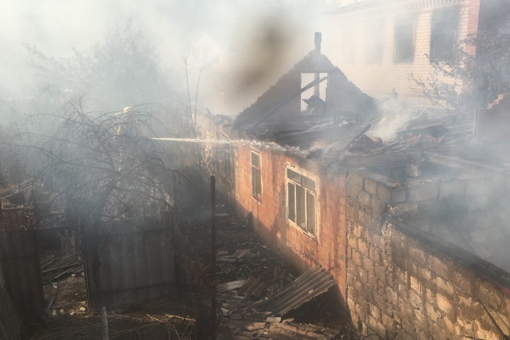 Пожар в Красноградском лесничестве: огонь охватил два дома (фото)
