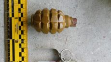 В харьковской многоэтажке мужчина нашел гранату у своей квартиры (фото)