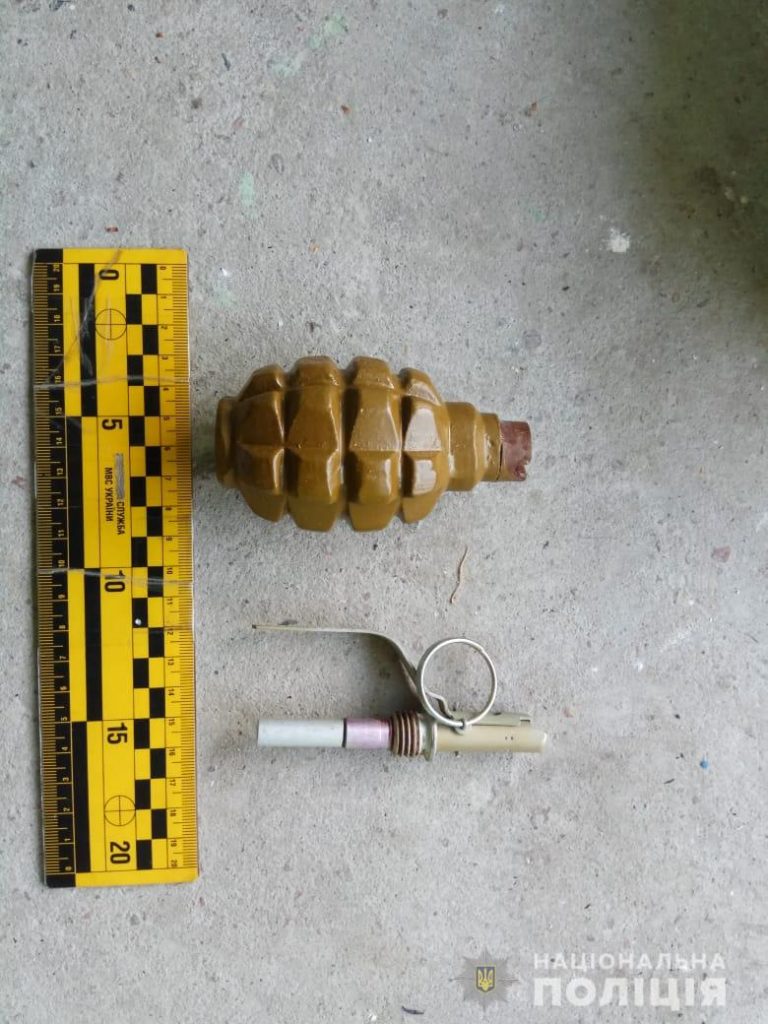 В харьковской многоэтажке мужчина нашел гранату у своей квартиры (фото)