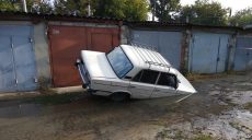 На Морозова автомобиль провалился под воду (фото)