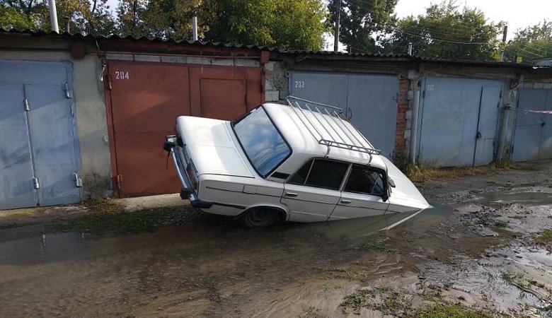 На Морозова автомобиль провалился под воду (фото)