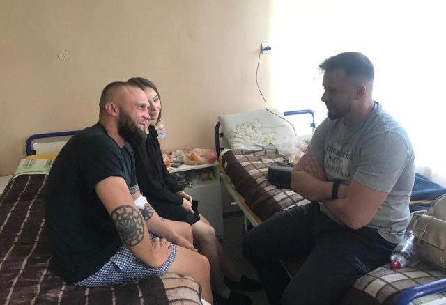 Андрей Билецкий встретился с ранеными во время рейдерского захвата элеватора на Харьковщине