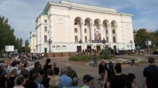 Закрытый гроб и «массовка» из студентов и бюджетников. В Донецке хоронят Захарченко