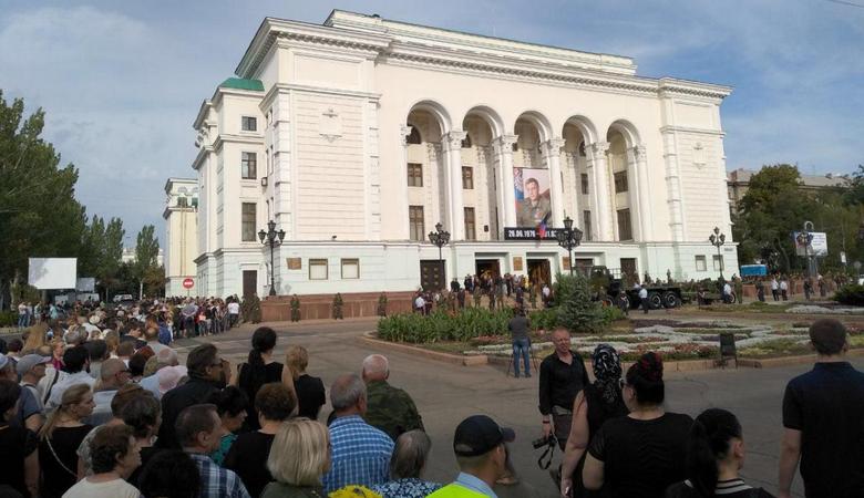 Закрытый гроб и «массовка» из студентов и бюджетников. В Донецке хоронят Захарченко