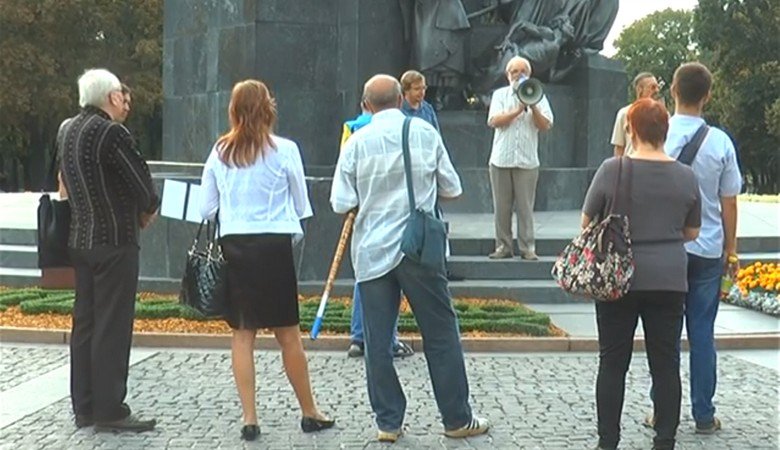 Возле памятника Шевченко харьковчане почтили память Георгия Гонгадзе и других погибших журналистов (видео)