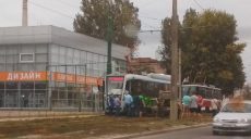 «Lada» въехала на рельсы и столкнулась с трамваем