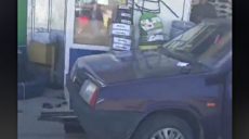 На станции метро «им. Академика Барабашова» ВАЗ въехал в магазин (видео)