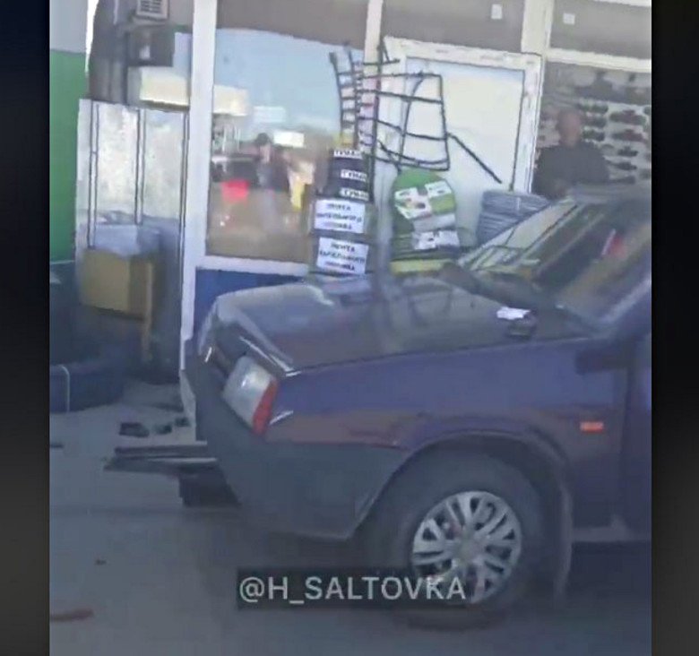 На станции метро «им. Академика Барабашова» ВАЗ въехал в магазин (видео)