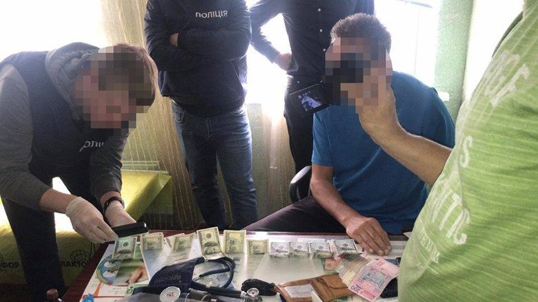 В Харькове задержали врача, который получил взятку в размере 28 тысяч гривен