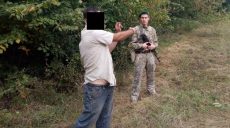 Мужчина пытался незаконно пересечь границу, теряя по пути документы