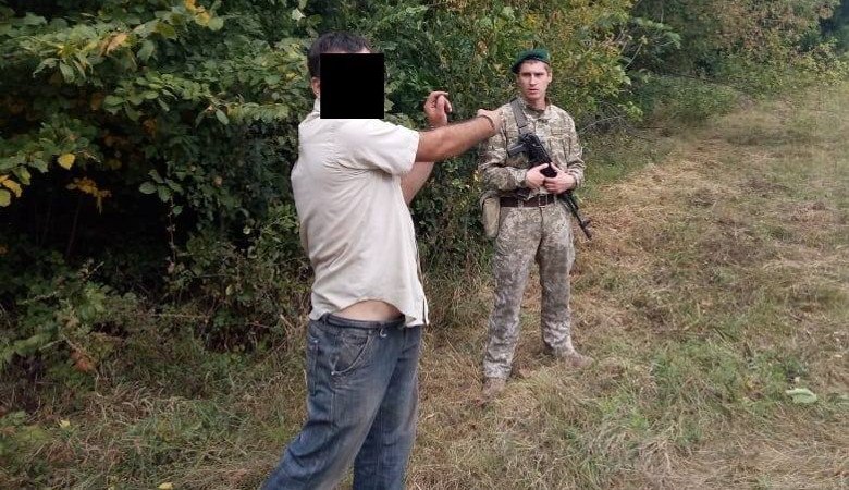 Мужчина пытался незаконно пересечь границу, теряя по пути документы