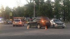 Внедорожник и легковушка не поделили дорогу (фото)