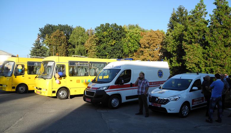 Красноградский район получил 3 новых школьных автобуса и 2 автомобиля скорой помощи (видео)