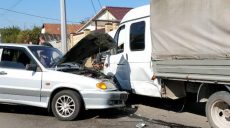 На одном из харьковских спусков легковое авто столкнулось с грузовиком