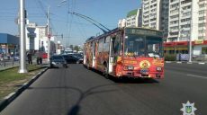 В Харькове легковушка врезалась в троллейбус (фото)