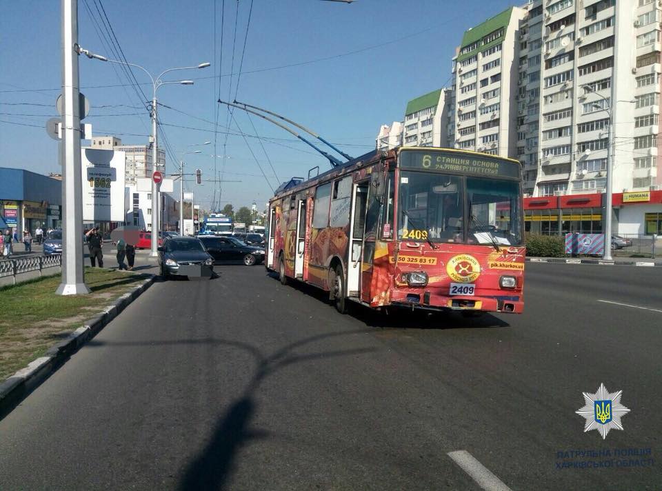 В Харькове легковушка врезалась в троллейбус (фото)