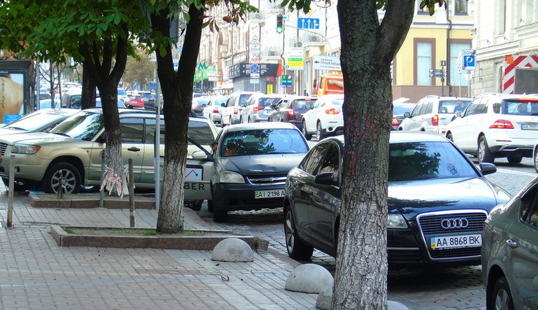 В Харькове начнут работать муниципальные инспекторы по парковке