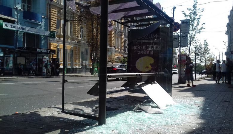 Появилась видеозапись момента столкновения троллейбуса с остановкой в Харькове