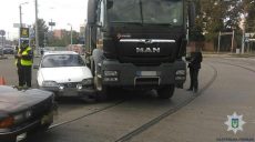 ДТП на Широнинцев с участием грузовика обошлось без потерпевших (фото)