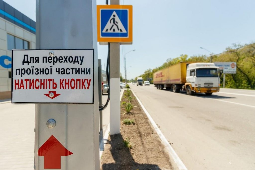 Харьковчане просят установить светофор с кнопкой для школьников на окружной дороге