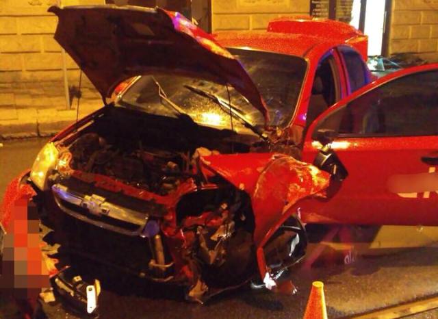На Полтавском Шляхе Chevrolet въехал в дом (фото)
