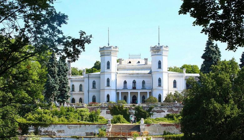 Шаровский замок на Харьковщине посетила праправнучка его владельца барона Кёнига