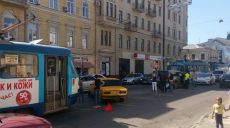 ДТП на Полтавском шляхе: автомобили перегородили дорогу трамваям (фото)