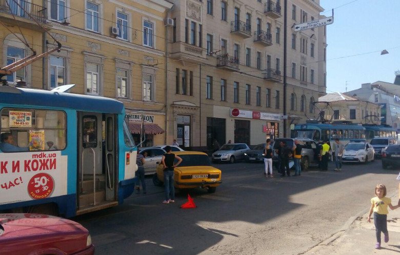ДТП на Полтавском шляхе: автомобили перегородили дорогу трамваям (фото)