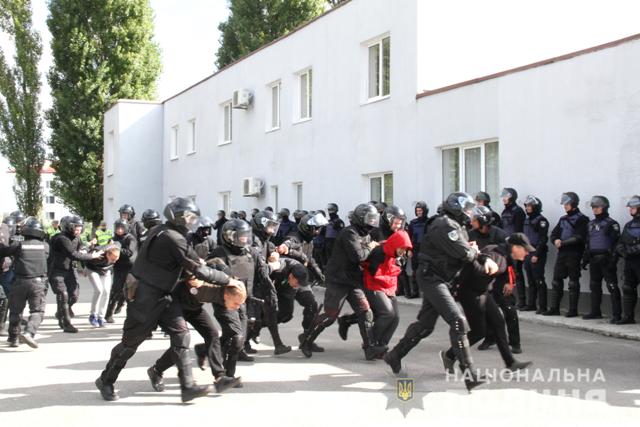 Харьковская полиция готовится предотвращать беспорядки на выборах (фото, видео)