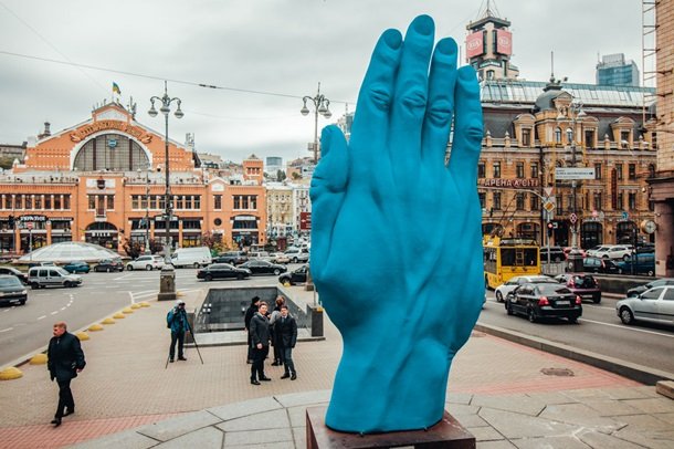 В Киеве установили необычный памятник — огромную синюю руку (фото)