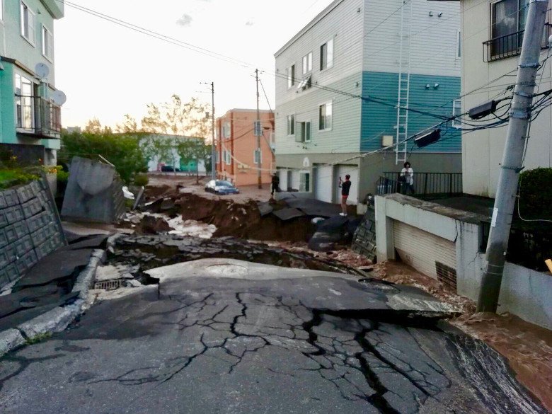 Природа решила добить Японию: на Хоккайдо произошло землетрясение силой 6,7 баллов (видео)
