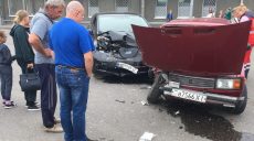 ДТП возле Центрального рынка: две машины «всмятку»