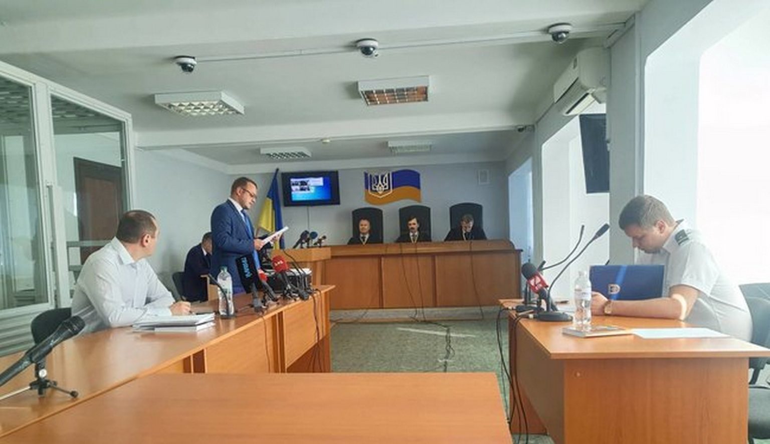 В Оболонском суде адвокат Януковича весь день зачитывал дебатную речь
