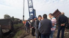 На Харьковщине ликвидируют последствия столкновения пригородного поезда с товарными вагонами