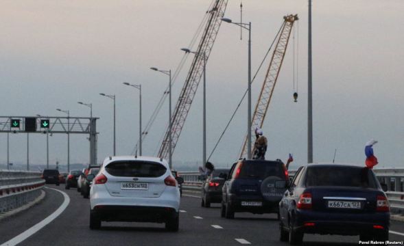 В Крымский мост врезался плавучий кран