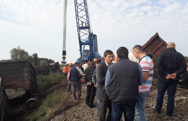 На Харьковщине ликвидируют последствия столкновения пригородного поезда с товарными вагонами